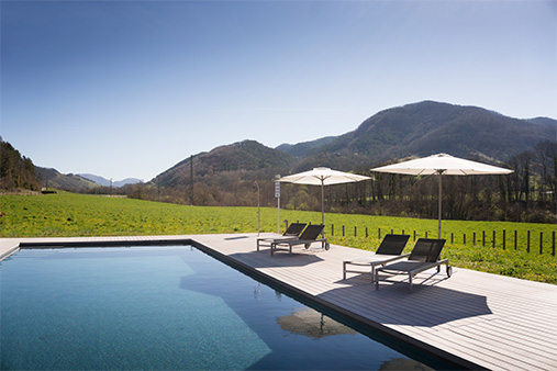 Vista de la piscina i l'entorn