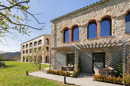 Vista de la façana d'accés a les habitacions del jardí